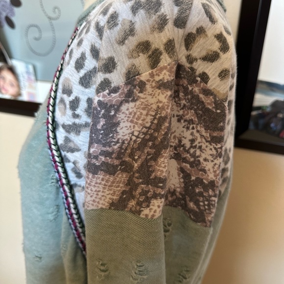 Bibi mint green long sleeve with animal print shoulders. Size small - Picture 6 of 8